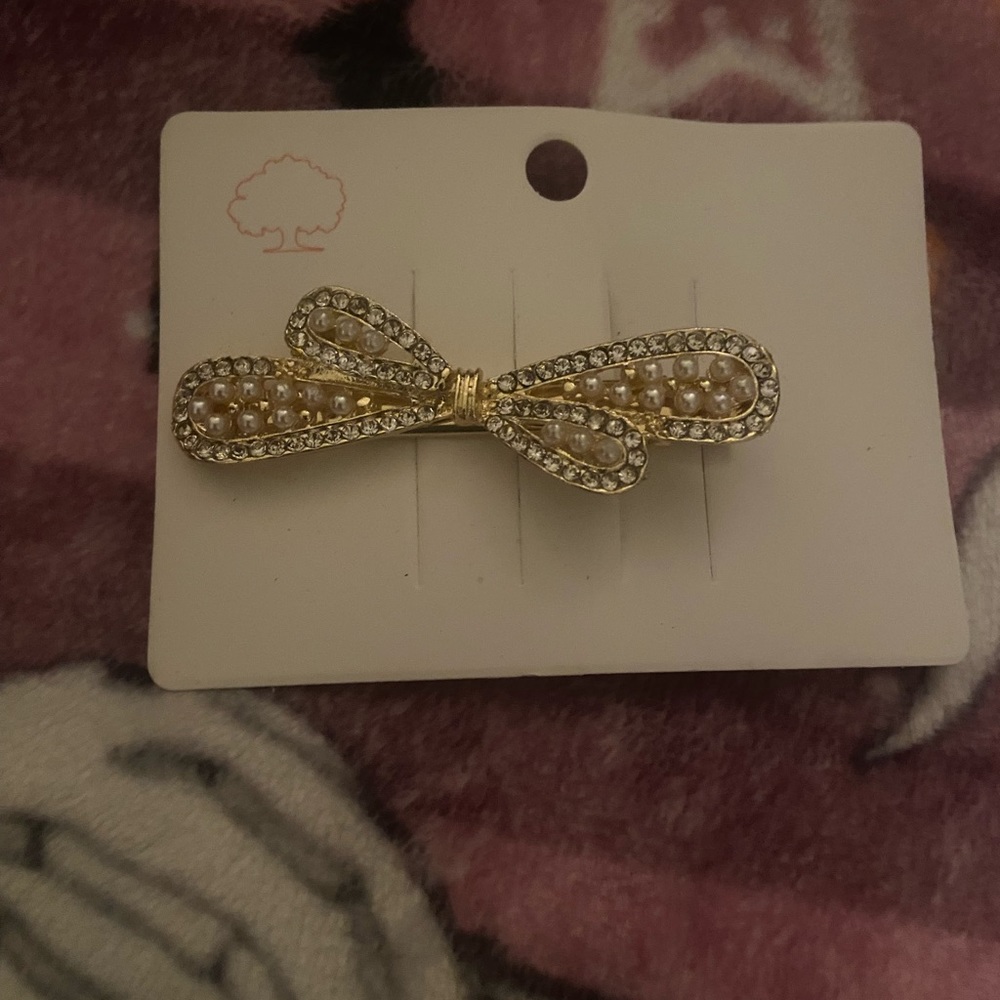Pearly Bow Hair Accessory